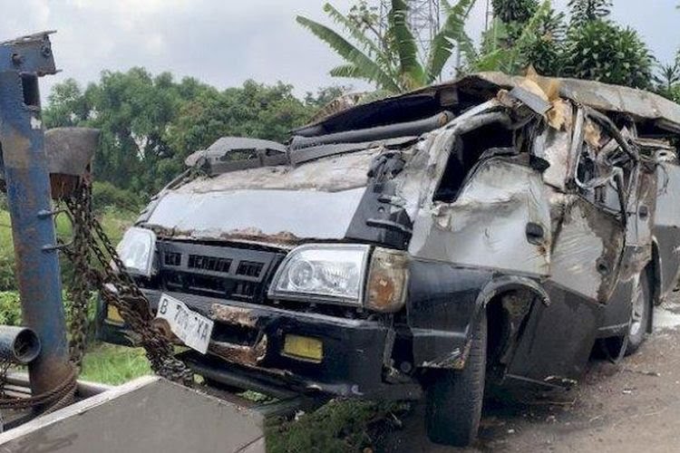 Mobil elf yang ditumpangi santri Pondok Pesantren Yatim dan Dhuafa Al Umm, Kecamatan Cipondoh, Kota Tangerang, mengalami kecelakaan di Puncak-Cianjur, Selasa (24/10/2023).