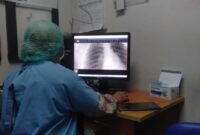 TEROBOSAN: RSUD Kota Tangerang menerapkan sistem PACS untuk scan barcode hasil radiologi.