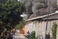 KEBAKARAN: Warga berupaya memadamkan api yang membakar lapak limbah di Kampung Talaga Sari RT 03/01, Desa Telagasari, Kecamatan Cikupa, Kabupaten Tangerang, Jumat (27/10/23).