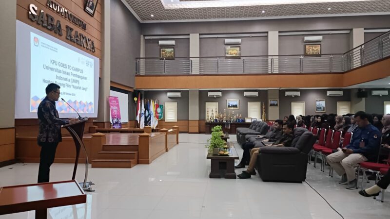AJAK MEMILIH: Ketua KPU Kabupaten Tangerang M. Umar, memberikan sambutan sebelum nobar film Kejarlah Janji, di UNIPI Tangerang, kemarin.