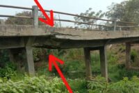 RUSAK: Jembatan yang menghubungkan dua kampung di Desa Sukasari, Kecamatan Rajeg, Kabupaten Tangerang nyaris ambruk, Kamis (2/11/2023).