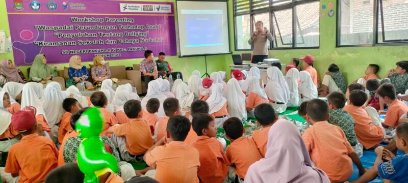 Anggota Polsek Pakuhaji saat menjadi pembicara 
workshop di SDN Pakuhaji 4, Kecamatan Pakuhaji, Kabupaten Tangerang.