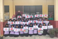 Siswa SDN Pasir Ampo, Kecamatan Kresek, Kabupaten Tangerang memperlihatkan gambar semangka, sebagai bentuk dukungan kepada Palestina, Jumat (3/11/2023).
