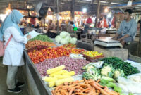 Tim DPKP saat memantau harga kebutuhan pokok.