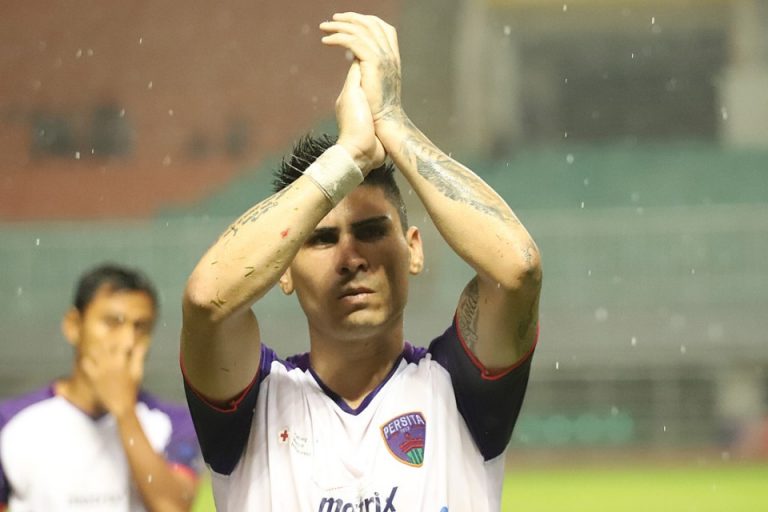 TEPUK TANGAN: Mateo Bustos seusai pertandingan memberikan tepuk tangan.