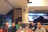 TERIMA MANDAT: Penyerahan mandat Ketua Forum Pimred Multimedia Sulawesi Utara.