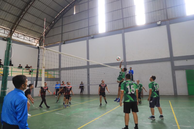 LOMBA VOLI: Pertandingan bola voli memeriahkan HUT PGRI yang digelar Dinas Pendidikan Kota Tangerang.