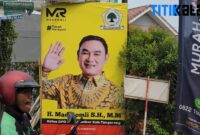 TEBAR BALIHO: Ketua DPD Partai Golkar Kabupaten Tangerang  Mad Romli, memasang baliho hingga ke pelosok daerah Kabupaten Tangerang.