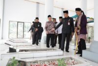 HARI PAHLAWAN: Penjabat Bupati Tangerang saat tabur bunga di makan pahlawan dalam peringatan Hari Pahlawan (10/11).