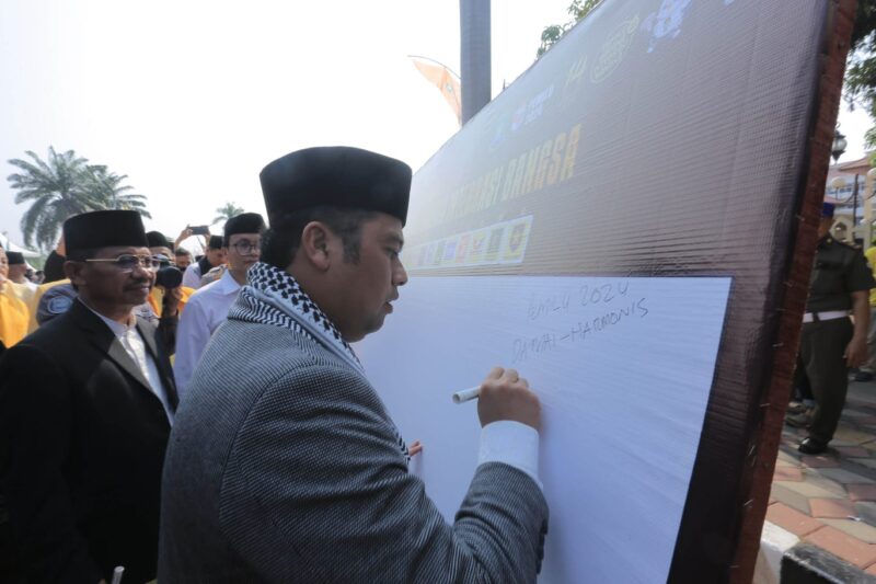 PEMILU DAMAI: Walikota Tangerang Arief R Wismansyah membubuhkan tanda tangan ikrar Pemilu Damai 2024.
