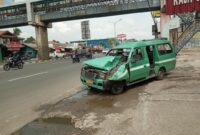 RINGSEK: Mobil angkutan kota rute Kalideres Serpong ringsek setelah menabrak truk.