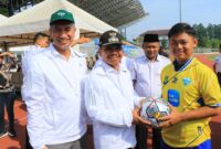 SIAP TANDING: Wakil Walikota Tangerang, Sachrudin saat melepas tim Soeratin Persikota, untuk bertanding di tingkat Provinsi Banten, Rabu (15/11).
