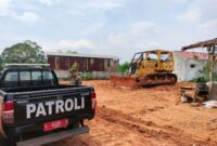 MENGGANGGU: Satuan Polisi Pamong Praja Kabupaten Tangerang menghentikan aktivitas galian tanah di Cisoka.