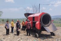 MESIN HOAR: Nampak mesin hoar pemilah sampah plastik lama menyatu dengan tanah dengan memiliki kapasitas lima ton per jam.