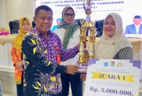 CEGAH STUNTING: Kadis DPKP Kabupaten Tangerang saat menyerahkan piala kepada juara lomba cipta menu.