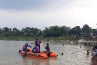 CARI KORBAN: Tim penyelamat dari BPBD Kabupaten Tangerang mencari korban yang tenggelam.