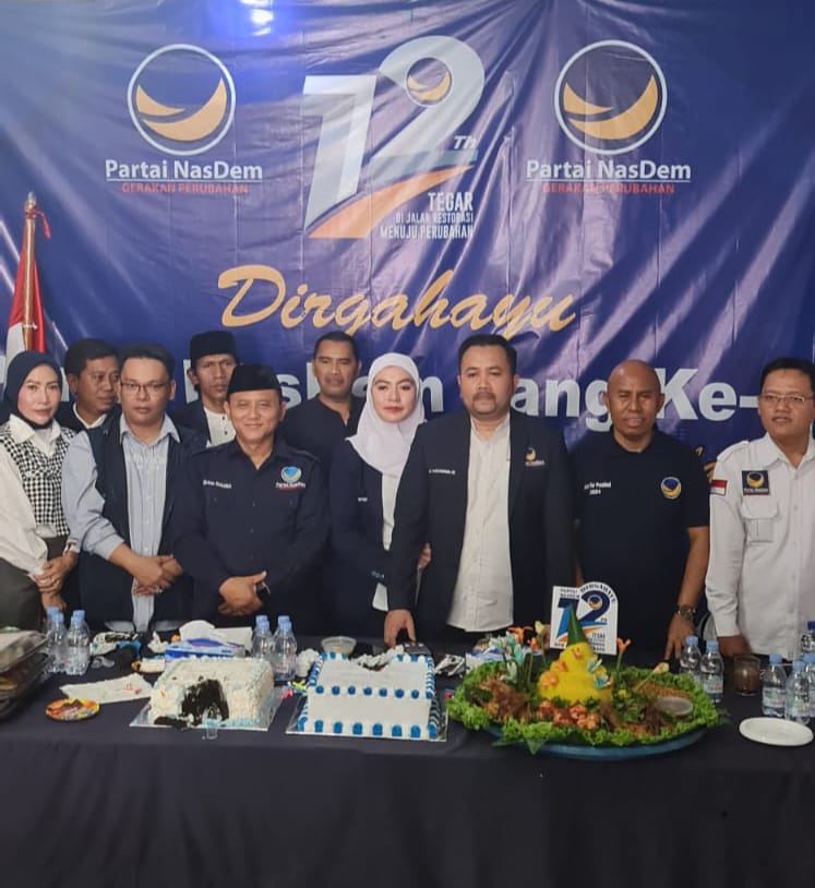 RAYAKAN MILAD: Pengurus DPD Partai NasDem Kabupaten Tangerang saat merayakan Milad ke 12.