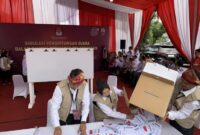 SIMULASI: Petugas KPPS saat memilah kertas suara pada simulasi Pemilu 2024.