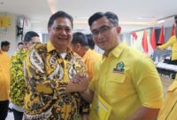TERIMA MANDAT: Ketua Umum Partai Golkar Airlangga Hartarto menyerahkan surat mandat ke Andika sebagai calon Bupati Serang dalam Pilkada 2024.