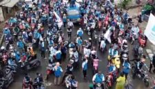 TUNTUT UMK NAIK: Buruh dari berbagai serikat pekerja di Kabupaten Tangerang, saat melakukan aksi menuntut kenaikan UMK 12 persen.