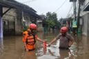 TERGENANG: Banjir menggenangi sejumlah wilayah di Tangsel akibat luapan Sungai Cisadane.