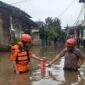 TERGENANG: Banjir menggenangi sejumlah wilayah di Tangsel akibat luapan Sungai Cisadane.