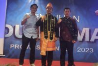 RAIH PRESTASI: Muhamad Idnu (tengah) siswa SMAN 19 Kabupaten Tangerang, terpilih sebagai Duta SMA Provinsi Banten 2023.