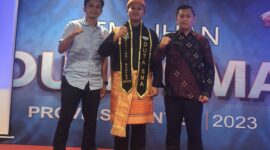 RAIH PRESTASI: Muhamad Idnu (tengah) siswa SMAN 19 Kabupaten Tangerang, terpilih sebagai Duta SMA Provinsi Banten 2023.