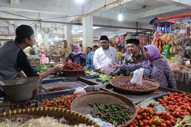 HARGA MAKIN TINGGI: Tim dari Dinas Perindustrian dan Perdagangan Kabupaten Tangerang saat mengecek harga pasaran kebutuhan pokok, termasuk cabai.