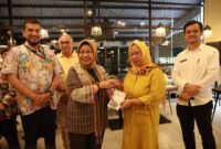 BANTUAN: Penyerahan uang kerohiman bagi warga terdampak pembangunan perluasan Stasiun Rangkasbitung.