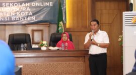 MOTIVASI: Penjabat Gubernur Banten, Al Muktabar memotivasi guru di Banten untuk berinovasi dalam proses belajar mengajar di sekolah.