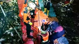 DITEMUKAN: Bocah yang tenggelam di Kali Angke Ciledug ditemukan oleh Tim SAR.