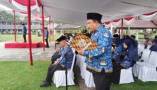 Sekretaris PGRI Cabang Balaraja Samsudin, saat memanjatkan doa pada upacara tingkat Kabupaten Tangerang, Senin (04/12/2023).