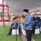 Sekretaris PGRI Cabang Balaraja Samsudin, saat memanjatkan doa pada upacara tingkat Kabupaten Tangerang, Senin (04/12/2023).