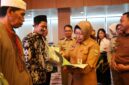 SERAHKAN SERTIPIKAT TANAH: Penjabat Sekretaris Daerah Provinsi Banten menyerahkan sertifikat tanah kepada salah satu penerima, Senin (4/12/2023).