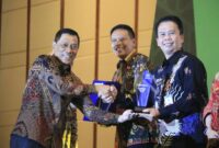 PENGHARGAAN: Penerimaan penghargaan dari Badan Pusat Statistik atas prestasi Pemkab Tangerang.