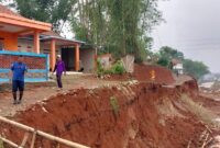 LONGSOR: Anggota BPBD Kabupaten Tangerang meninjau daerah terdampak longsor di Kampung Bugel Lebak, RT 01 RW 03, Kelurahan Kadu Agung, Kecamatan Tigaraksa.