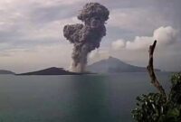 ERUPSI: Gunung Anak Krakatau kembali erupsi.
