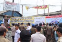 PENUTUPAN: Penutupan akses masuk dan pemutusan listrik di Pasar Kutabumi, Kecamatan Pasar Kemis, Kabupaten Tangerang, Rabu (06/12/2023).