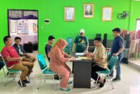 MONITORING: Ketua PPK Pagedangan, Kabupaten Tangerang Coki Firdaus (kanan) melakukan monitoring pendaftaran KPPS, Selasa (12/12/2023).