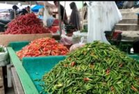 TURUN HARGA: Pedagang Pasar Sentiong, Kecamatan Balaraja menjual cabai, Rabu (13/12/2023).

