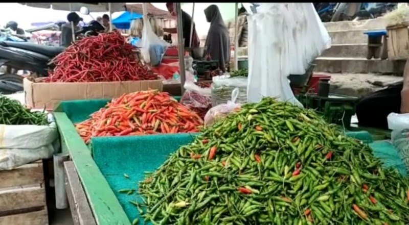 TURUN HARGA: Pedagang Pasar Sentiong, Kecamatan Balaraja menjual cabai, Rabu (13/12/2023).


