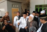 SILATURAHMI: Menko Polhukam Mahfud MD (kiri) saat mengunjungi Abuya Muhtadi, ke Pandeglang.

