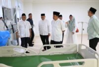 PANTAU PERLENGKAPAN: Sekda Moch Maesyal Rasyid (kanan), saat memantau kondisi alat kesehatan RSUD Tigaraksa.