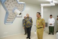 RESMIKAN: Penjabat Bupati Tangerang Andi Ony bersama Ahmed Zaki Iskandar saat peresmian RSUD Tigaraksa, Senin (18/12/2023).