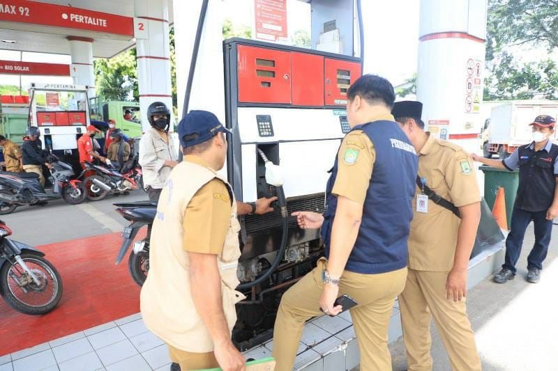 CEK SPBU: Petugas Disperindagkop UKM Kota Tangerang mengecek takaran sejumlah SPBU, Selasa (19/12/2023).