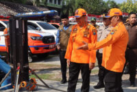 
PANTAU PERLENGKAPAN: Kepala BPBD Kabupaten Tangerang Ujat Sudrajat (kanan) memperlihatkan perlengkapan untuk menanggulangi bencana kepada Pj Bupati Andi Ony.
