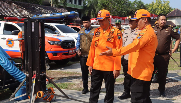 
PANTAU PERLENGKAPAN: Kepala BPBD Kabupaten Tangerang Ujat Sudrajat (kanan) memperlihatkan perlengkapan untuk menanggulangi bencana kepada Pj Bupati Andi Ony.

