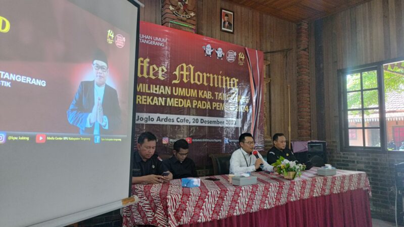 BERIKAN ARAHAN: Reva Kuswanto, Sekretariat KPU Kabupaten Tangerang saat memberikan arahan kepada PPK dan PPS se-Kabupaten Tangerang.