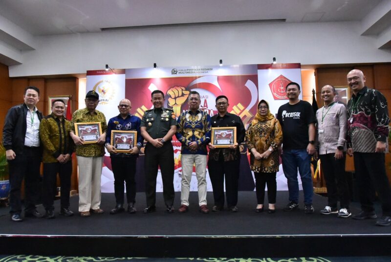 DISKUSI BELA NEGARA: Forum Pimred menghadirkan salah satu pejabat Bakamla dalam diskusi tentang bela negara.